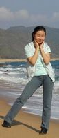 張家界導(dǎo)游姜怡在南海岸邊