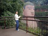 張家界導游姜怡在四川樂山大佛